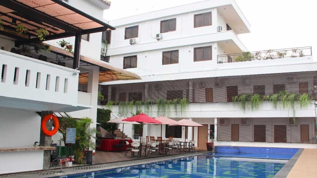 manajemen pengelola hotel front one resort yogyakarta