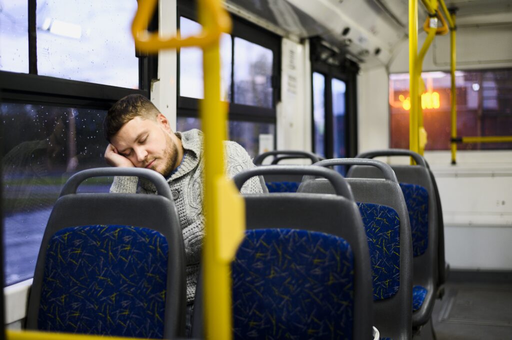 Hindari tidur di angkutan umum